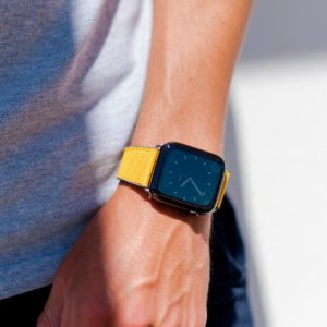 Submarine-Apple-watch-yellow-rubber-band-clsoe-up