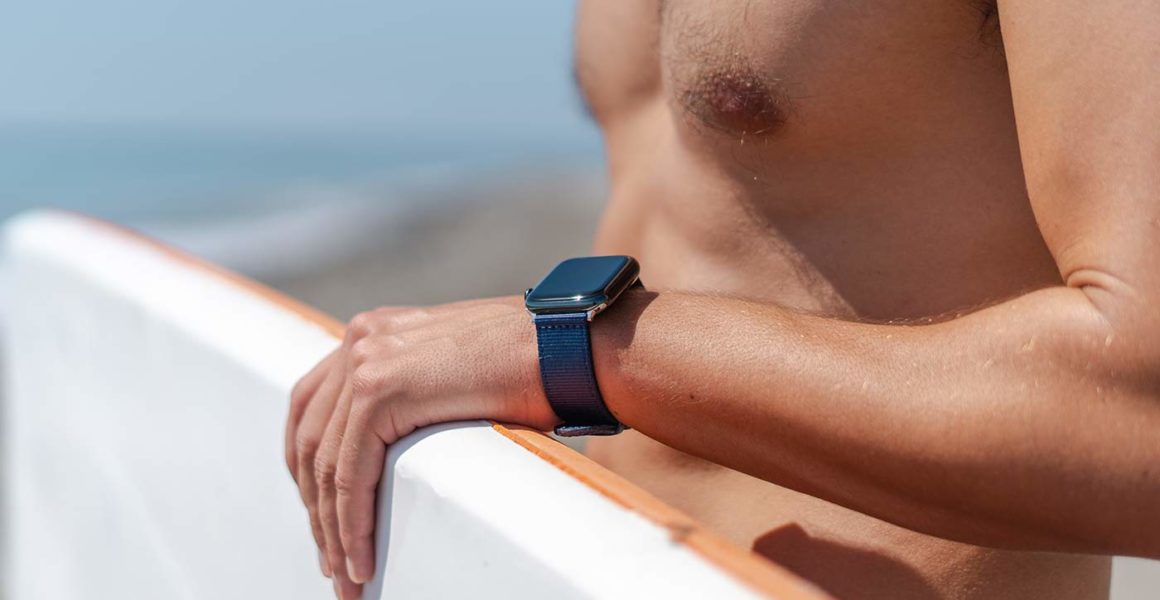 Apple-watch-blue-tide-band-recicled-ocean-plastic-man-handled-a-paddle-surf